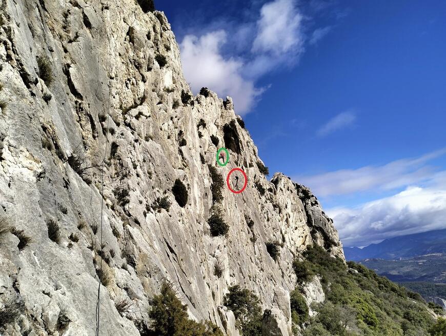 Nettoyage du relais de La Directe de l'Arbre par Olivier B., et descente de l'arbre mort (cercle rouge) !!!! Nettoyage du relais de La Directe de l'Arbre par Olivier B., et descente de l'arbre mort (cercle rouge) !!!!