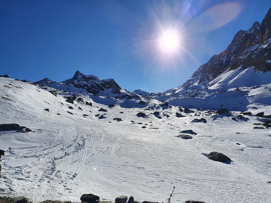 montée vers le col large neige et rochers montée vers le col large neige et rochers