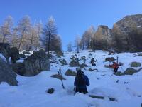 la descente à pied ski sur le dos la descente à pied ski sur le dos